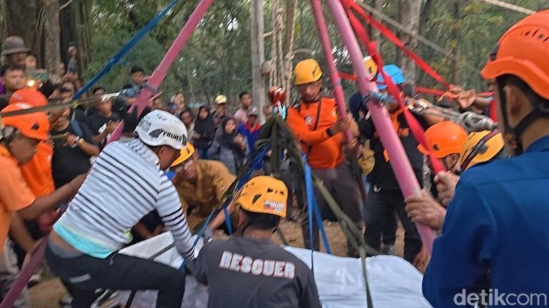 Sragen Saksi Bisu Pemakaman Spektakuler Sragen Saksi Bisu Pemakaman Spektakuler