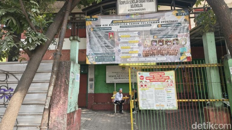 SD Disegel Ahli Waris Ratusan Siswa Terpaksa Pulang SD Disegel Ahli Waris Ratusan Siswa Terpaksa Pulang