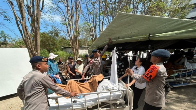 NTT Mencekam Ratusan Warga Jadi Korban Gempa