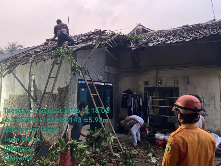 Sore Mencekam Bogor Pohon Raksasa Roboh Timpa Rumah Sore Mencekam Bogor Pohon Raksasa Roboh Timpa Rumah