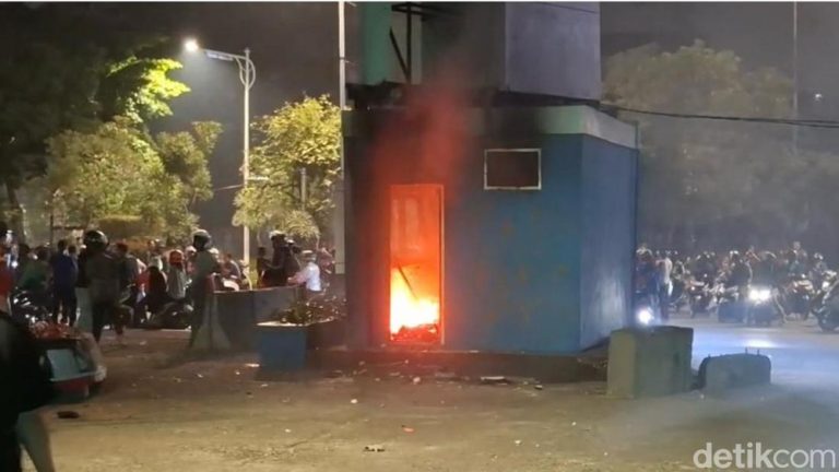 Jakarta Memanas Pos Polisi Terbakar