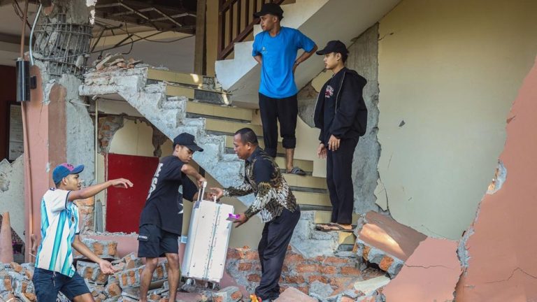 Gempa NTT Anjing K9 Ungkap Misteri Reruntuhan Gempa NTT Anjing K9 Ungkap Misteri Reruntuhan