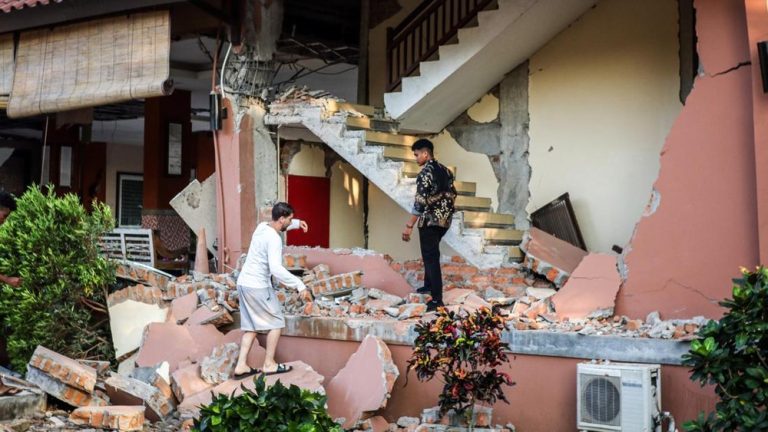 Warga NTT Terjebak Reruntuhan Tim Berpacu Waktu