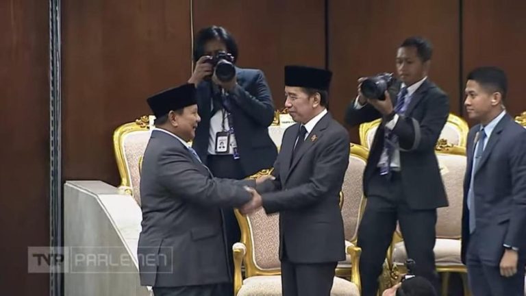 Prabowo Jokowi Saling Hormat Penuh Makna