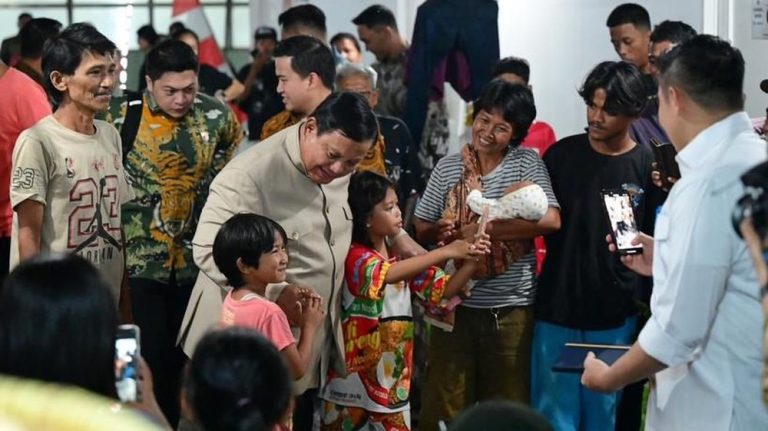 Prabowo Sambangi Hunian Baru Warga Senen