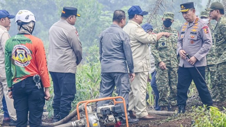Prabowo Jelajahi Titik Panas Karhutla
