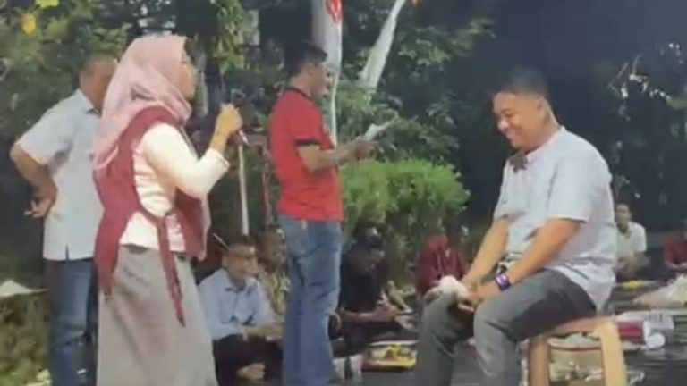 Panggung Curhat Istri di Gresik Bikin Heboh Panggung Curhat Istri di Gresik Bikin Heboh