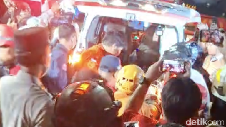 Malam Panas Bapenda DKI Satu Korban Berhasil Dievakuasi