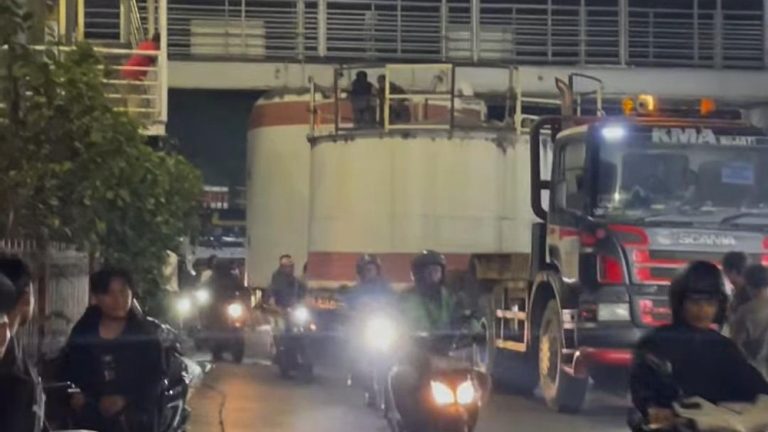 Truk Raksasa Terjebak JPO Kramat Jati Pagi Ini Truk Raksasa Terjebak JPO Kramat Jati Pagi Ini