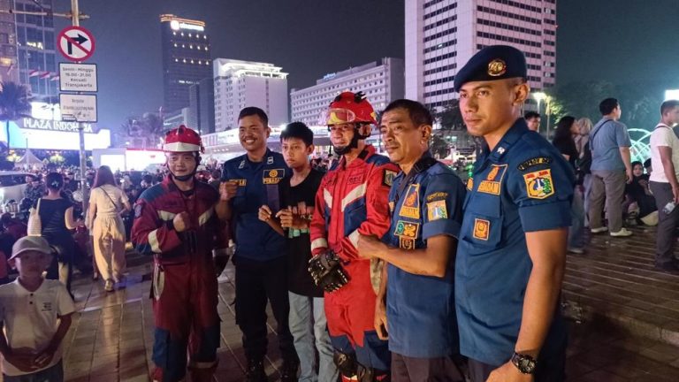 Ponsel Nyemplung Gorong-gorong Damkar Jadi Penyelamat Ponsel Nyemplung Gorong-gorong Damkar Jadi Penyelamat