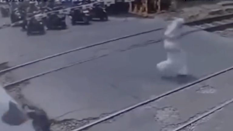Headset Bawa Petaka Wanita Tewas Tertabrak Kereta