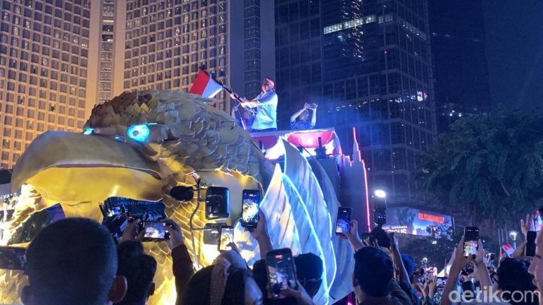 Seskab Teddy Bikin Bundaran HI Riuh Malam Merdeka
