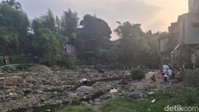 Ciliwung Surut Ajaib Jadi Arena Bermain Ciliwung Surut Ajaib Jadi Arena Bermain