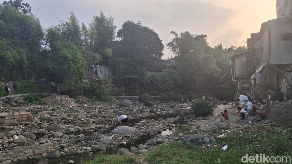 Ciliwung Surut Ajaib Jadi Arena Bermain