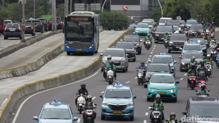 Terungkap Alasan Penumpang TransJakarta Diturunkan Terungkap Alasan Penumpang TransJakarta Diturunkan