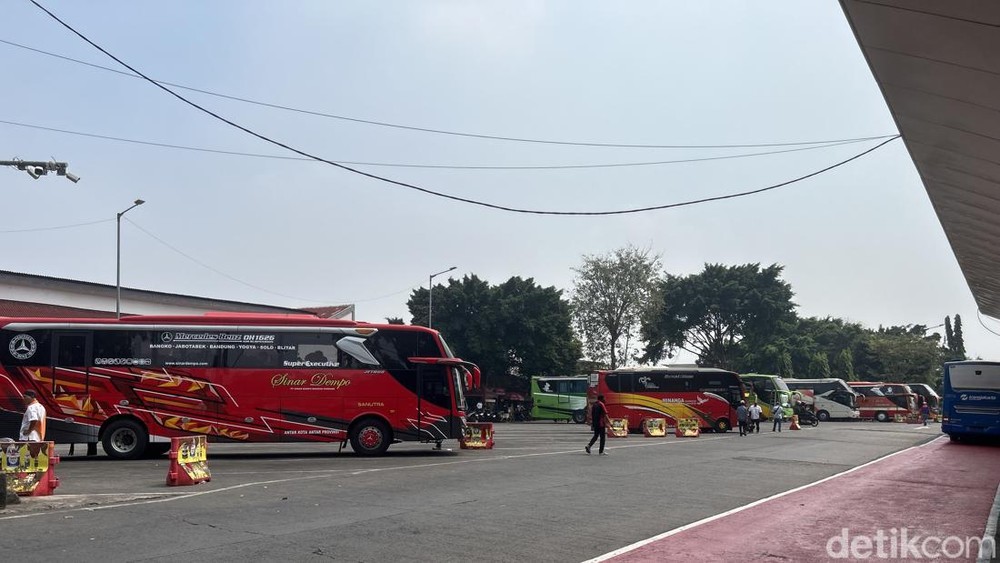 Jakarta Geger Lomba Tarik Bus Meriahkan HUT RI