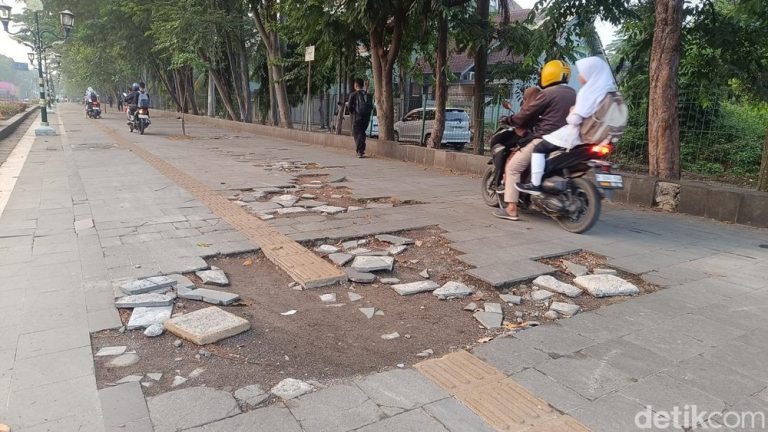 Penyebab Sebenarnya Trotoar Sentul Hancur Lebur Penyebab Sebenarnya Trotoar Sentul Hancur Lebur