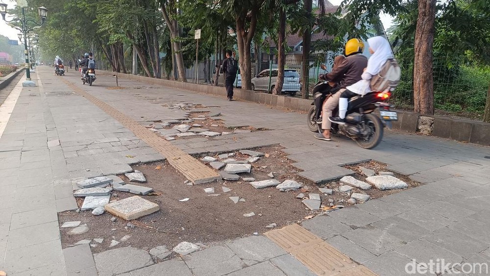 Penyebab Sebenarnya Trotoar Sentul Hancur Lebur