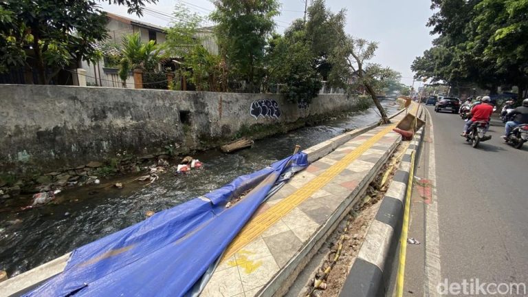 Dana Fantastis Trotoar Cepat Rusak