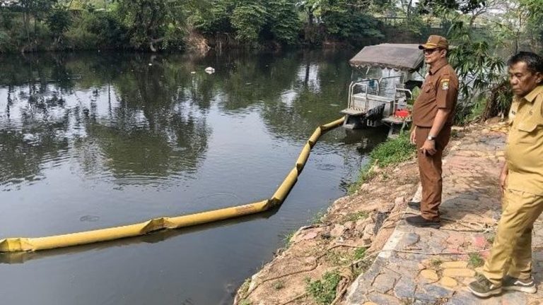 Air Kali Bekasi Hitam Pekat Asal Usulnya Terungkap Air Kali Bekasi Hitam Pekat Asal Usulnya Terungkap