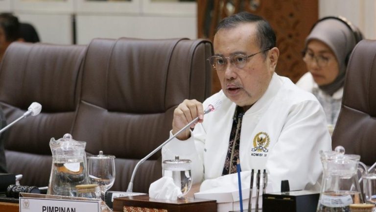 DPR Desak Investigasi Keracunan Makanan Gratis Orang Tua Bisa Menuntut DPR Desak Investigasi Keracunan Makanan Gratis Orang Tua Bisa Menuntut