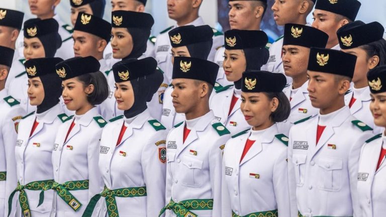 Terungkap Sosok Pembawa Baki Penurunan Bendera 81 RI