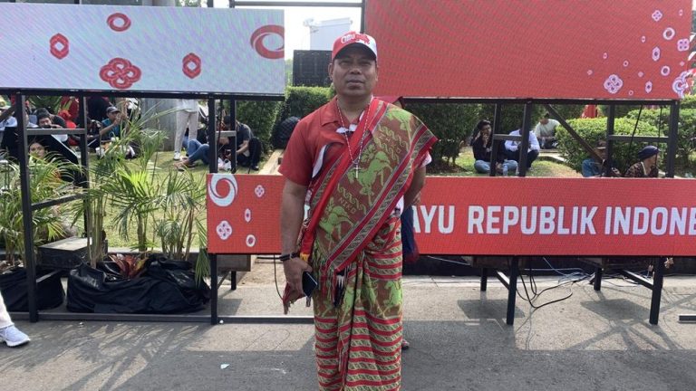 Pria NTT Berbaju Adat Curi Perhatian Depan Istana Pria NTT Berbaju Adat Curi Perhatian Depan Istana