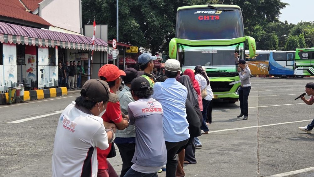 Kekuatan Emak Emak Taklukkan Bus Raksasa