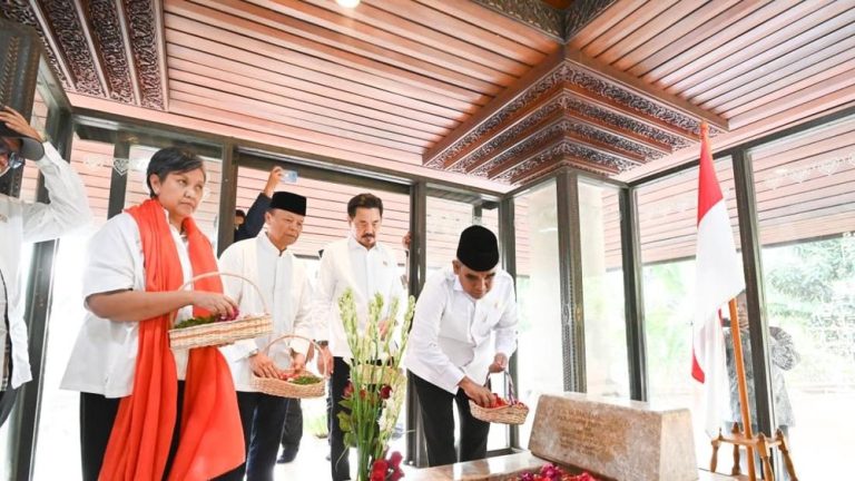Pimpinan MPR Kunjungi Makam Bung Hatta Pesan Tersembunyi