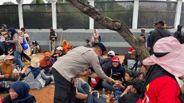 Aksi Tak Terduga Polisi di Hari Tani