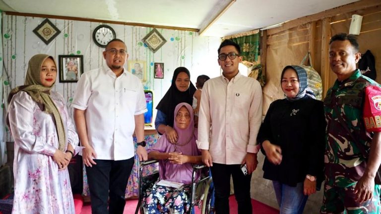 Penyapu Jalan Kaki Diamputasi Dapat Bantuan Tak Terduga