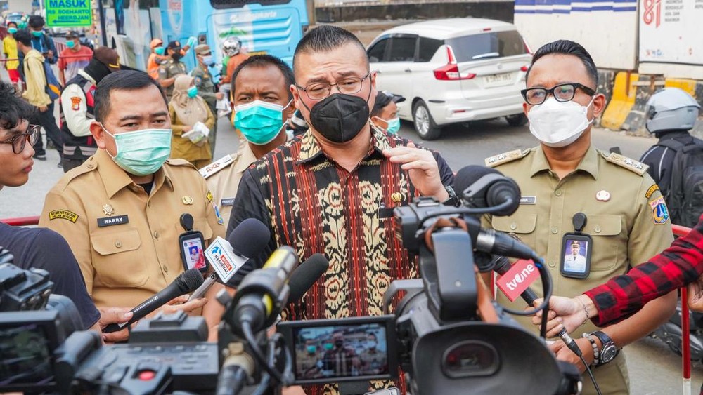 Jakarta Diselimuti Abu Krakatau Bantuan Datang Tak Terduga