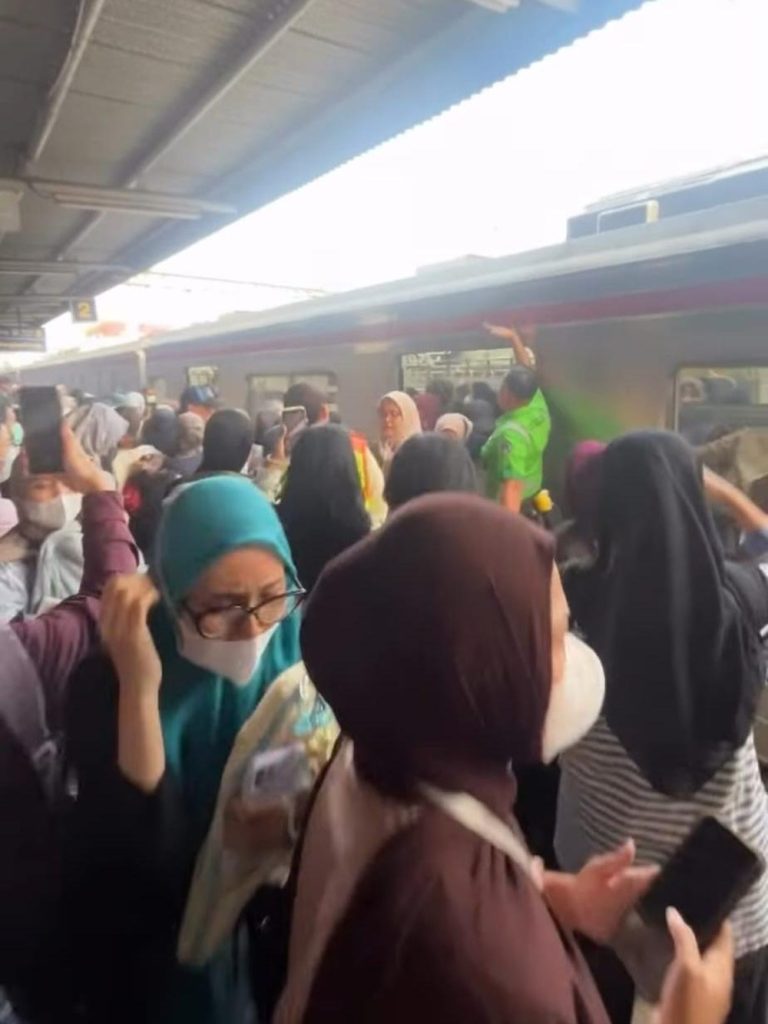 KRL Rawa Buntu Geger Asap dari Tas Penumpang