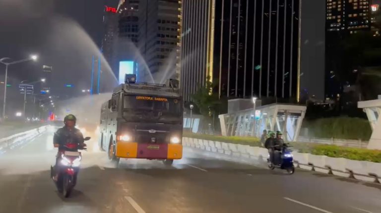 Jakarta Disiram Air Ada Apa