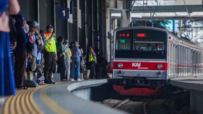 Geger Stasiun Tanah Abang Pria Nekat Loncat Rel KRL