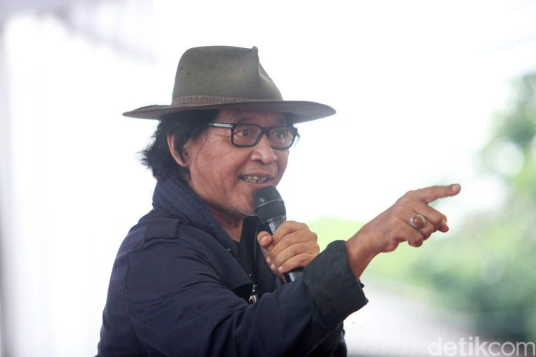 Sujiwo Tejo Terkejut Dikira Bukan Lansia Saat Urus Paspor Sujiwo Tejo Terkejut Dikira Bukan Lansia Saat Urus Paspor
