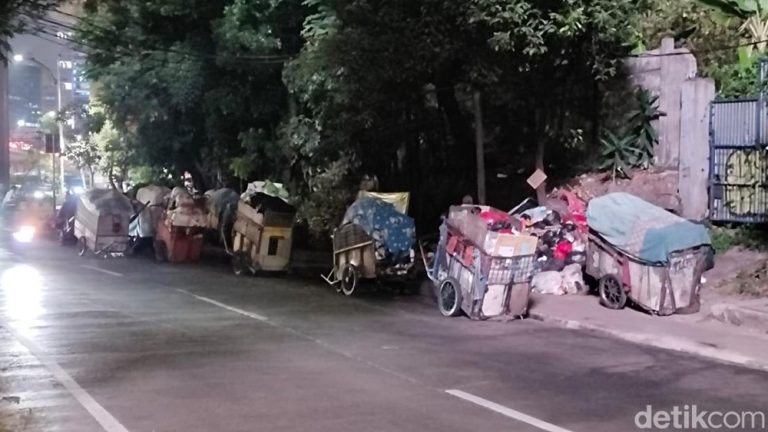 Ada Apa Trotoar Tendean Penuh Gerobak