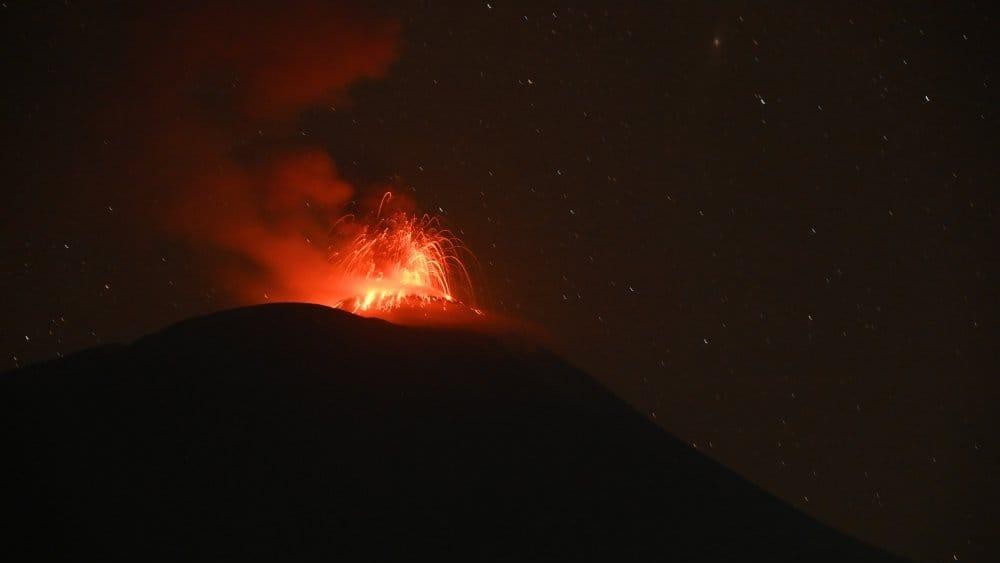 Gunung Ili Lewotolok Kembali Beraksi Warga Diimbau Siaga