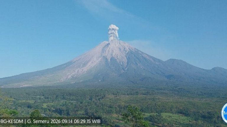 Puncak Semeru Kembali Bergetar Dentuman Menggema Puncak Semeru Kembali Bergetar Dentuman Menggema