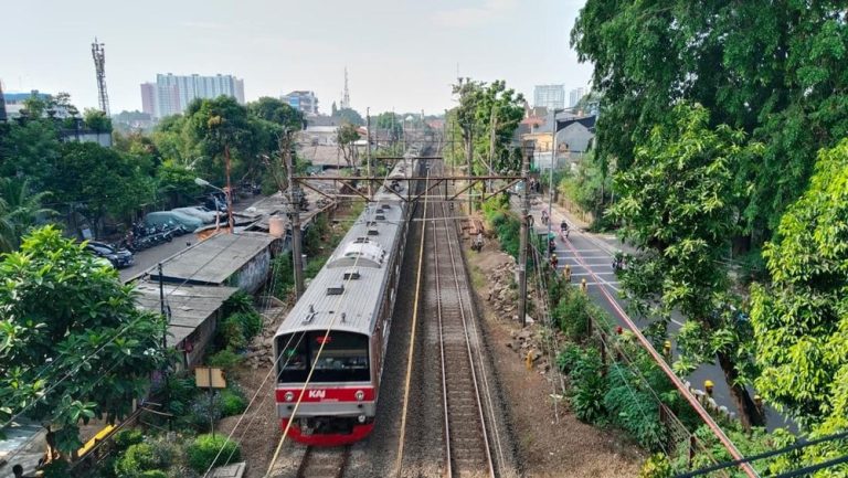 Sinyal KRL Kacau Penumpang Terjebak Pagi Ini Sinyal KRL Kacau Penumpang Terjebak Pagi Ini