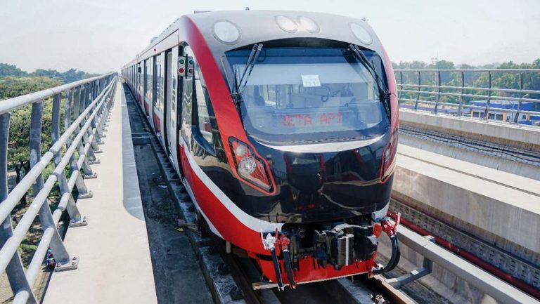 LRT Jabodebek Terhenti Mendadak di Dukuh Atas LRT Jabodebek Terhenti Mendadak di Dukuh Atas