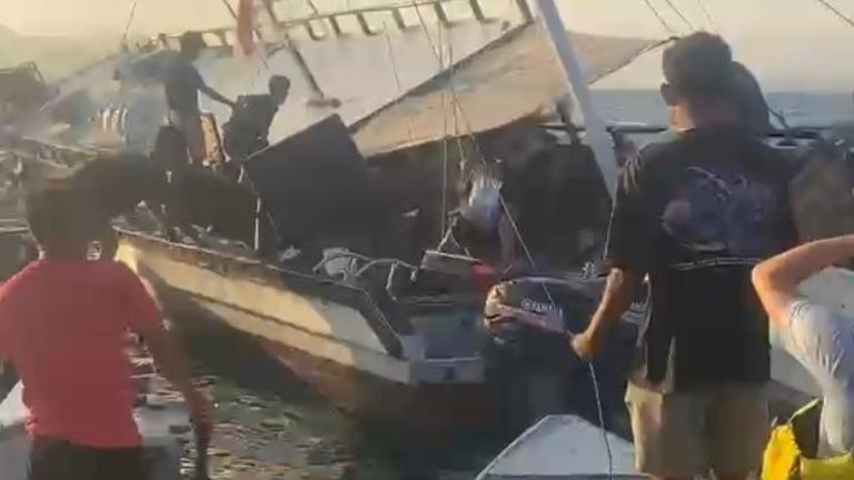 Kapal Pinisi Karam di Labuan Bajo