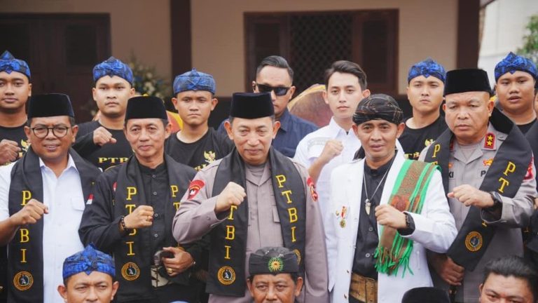 Jawara Sejati Melindungi Bukan Melukai Jawara Sejati Melindungi Bukan Melukai