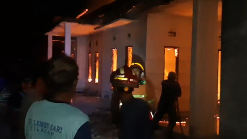 Pilu Dua Bocah Terjebak Api Maut