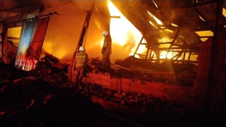 Kebakaran Hebat Tangerang Kenapa Belum Padam Kebakaran Hebat Tangerang Kenapa Belum Padam
