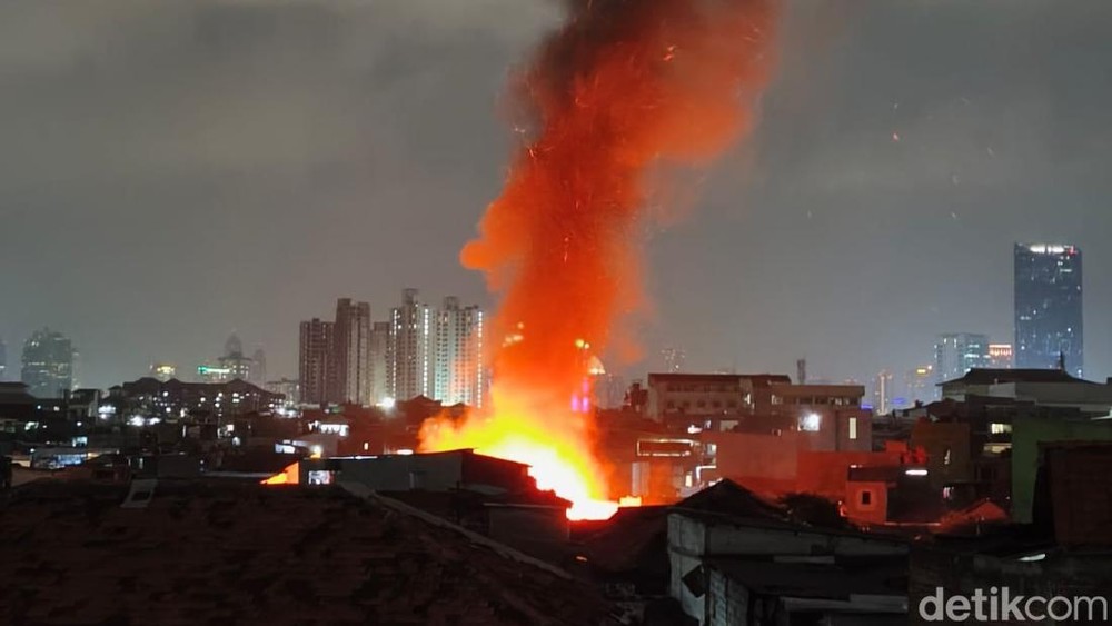 Kebakaran Hebat Guncang Petamburan Jakarta