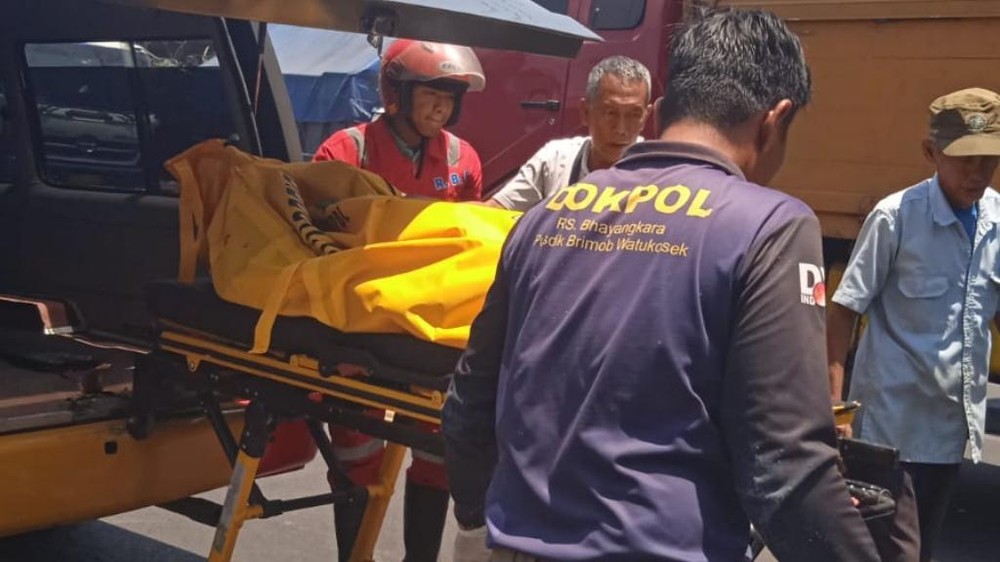 Penyalipan Maut Renggut Nyawa Satu Keluarga di Pasuruan