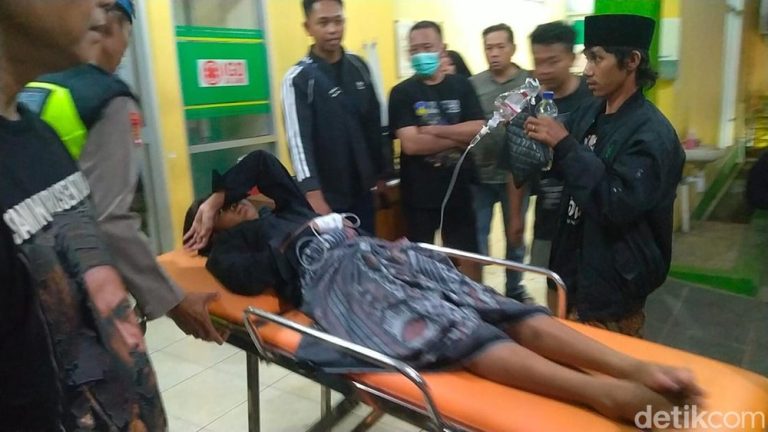 Ratusan Warga Batang Tumbang Usai Santap Makanan Gratis