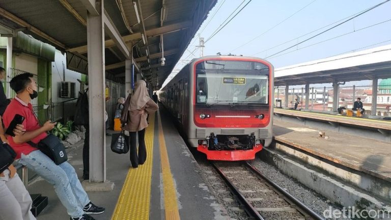 KRL Canggih INKA Terpaksa Berhenti Mendadak KRL Canggih INKA Terpaksa Berhenti Mendadak