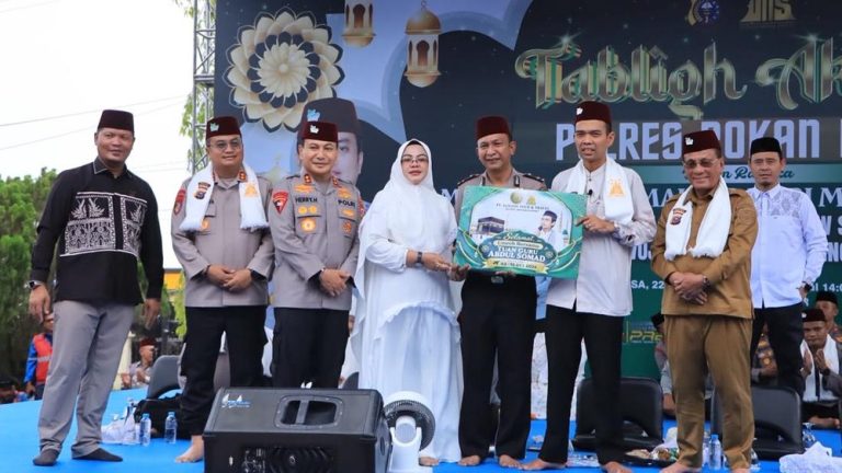 Kapolda Riau dan UAS Bikin Heboh Ribuan Warga Rohil Kapolda Riau dan UAS Bikin Heboh Ribuan Warga Rohil